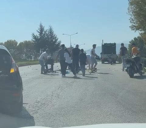 Bursa’da yürek ısıtan görüntü…Yere dökülen armutları gören sürücüler yardımına koştu