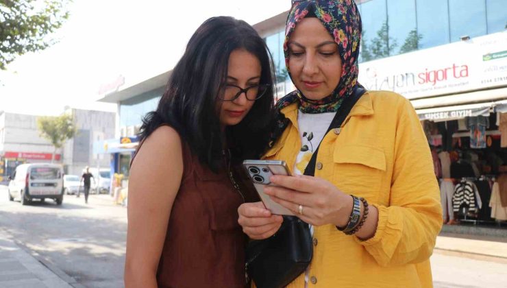 Genç kızın telefonunu çantadan çaldı, hiçbir şey olmamış gibi yoluna devam etti