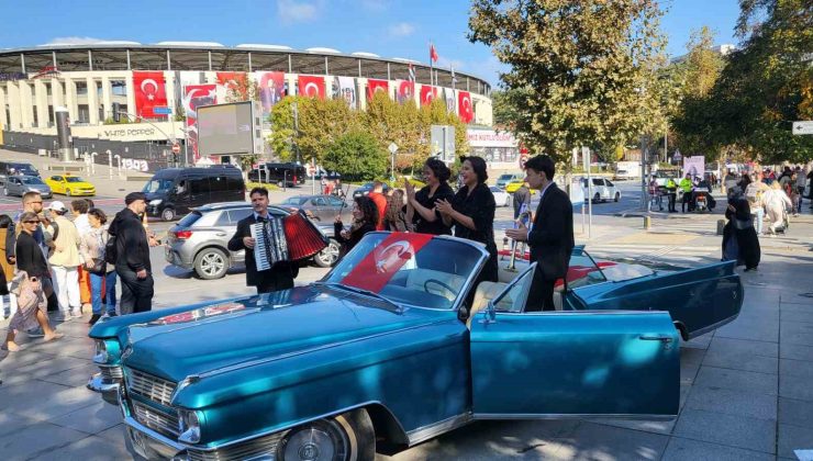 Opera İkizlerinden Dolmabahçe Sarayı önünde Cumhuriyet kutlaması