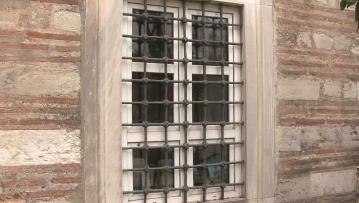Fatih’teki 439 yıllık Mehmed Ağa Camii’ne plastik pencere takıldı, tarihi külliyenin hamamı harabeye döndü