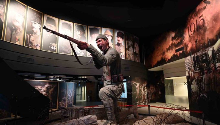 Çanakkale’de ziyaretçileri, dev Mehmetçik heykeli karşılıyor