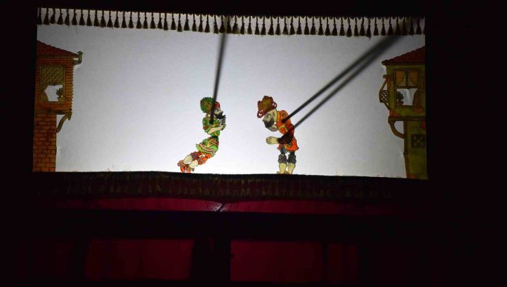 Çocuklar Hacivat-Karagöz oyunuyla eğlendi