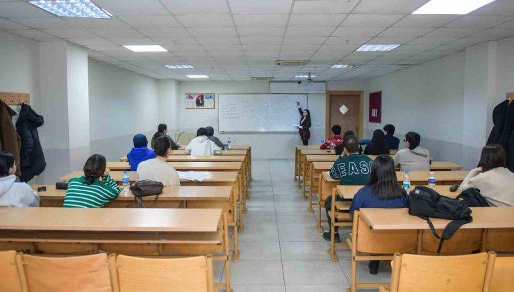 Sınav yolunda gençlere Esenyurt Belediyesi’nden eğitim desteği