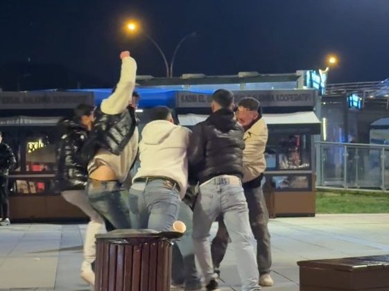 5 kişinin bir gence tekmeli yumruklu saldırısı kamerada