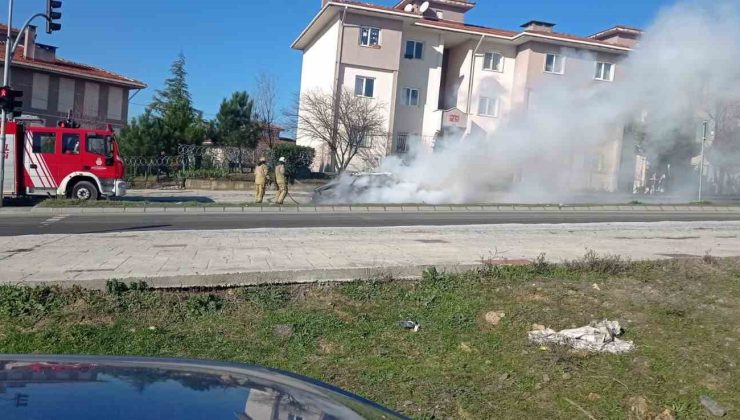 Arnavutköy’de seyir halindeki Fiat Tofaş otomobil alev topuna döndü