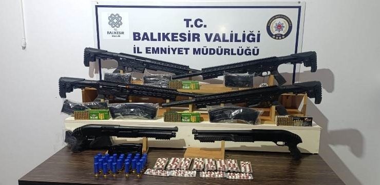 Balıkesir’de bir kadını darbeden şahsın evinde silahlar ele geçirildi