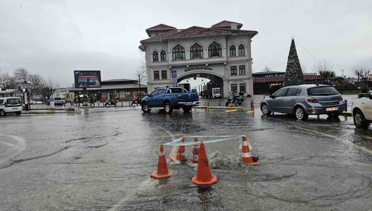 Bandırma’da sağanak yağış yolları göle çevirdi, rögarlar patladı