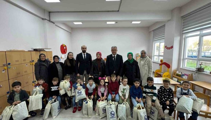 Başkan Elbi öğrencilere mont ve bot hediye etti