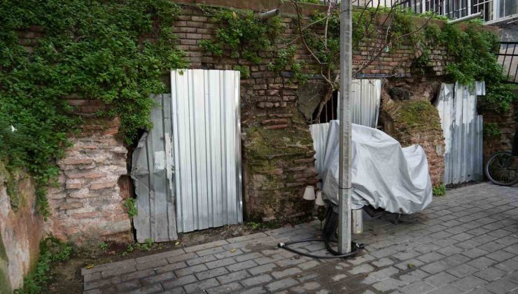 Bin 500 yıllık Bizans dönemi sarnıcı harabeye döndü: Kemerleri garaj kapısı gibi kapatıldı