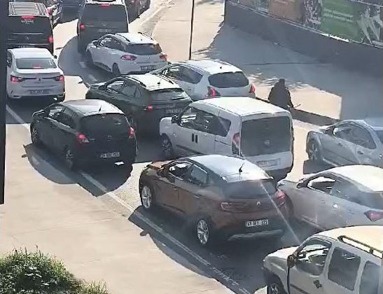 Esenler’de öfkeli sürücü trafiğin ortasında sopayla önündeki araca saldırdığı anlar kamerada