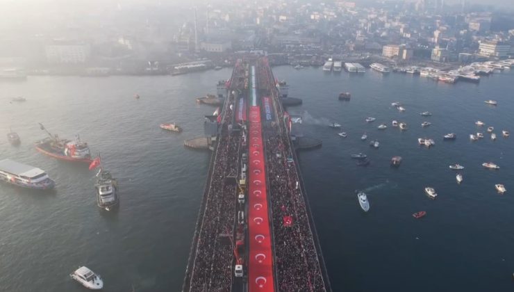 Galata Köprüsü’nde düzenlenen Gazze’ye destek yürüyüşüne balıkçılar tekneleriyle katıldı
