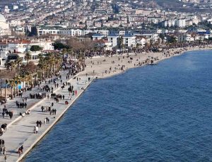 İstanbullular yılın ilk günü vatandaşlar Büyükçekmece sahillerine akın etti