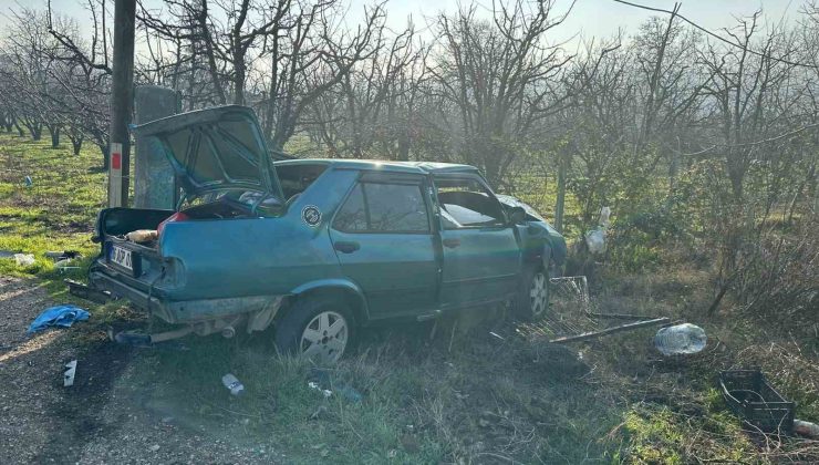 Kontrolden çıkan otomobil direğe çarpıp tarlaya uçtu sürücü yaralandı