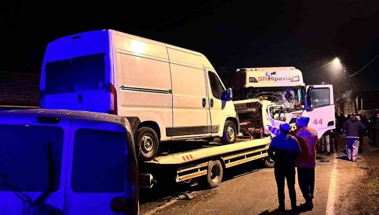 Milyonluk yarış atlarını taşıyan tır, çekici ile çarpıştı