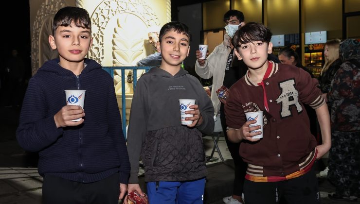 Sultangazi Belediyesi’nden hastane önünde her akşam sıcak çorba ikramı