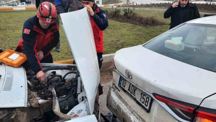 Balıkesir’de ışıklarda çarpışan araçlarda hasar oluştu