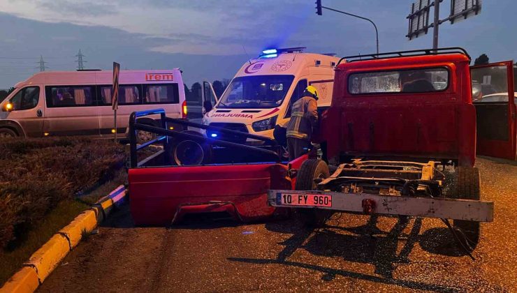 Balıkesir’de servis aracı ile kamyonet çarpıştı; 1 yaralı