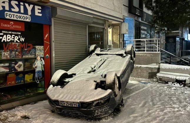 Beylikdüzü’nde kar küreme kamyonunun çarptığı otomobil ters döndü