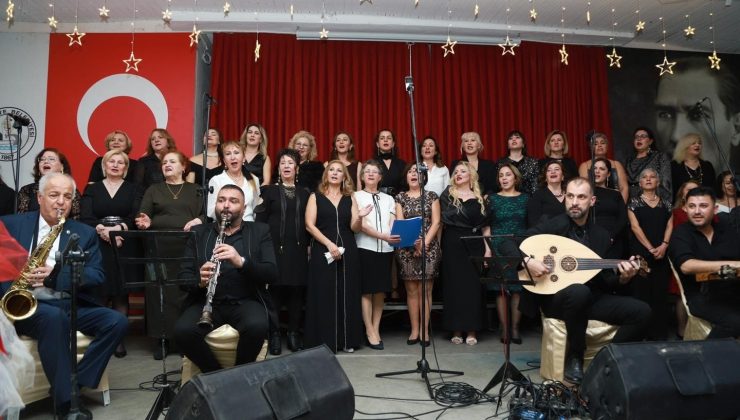Burhaniye Belediyesi Kadın Korosu ilk sahnesini aldı