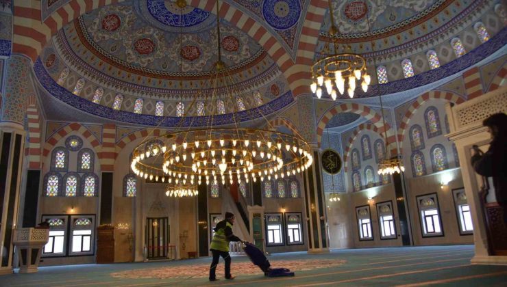 Camilerde Ramazan temizliği yapıldı