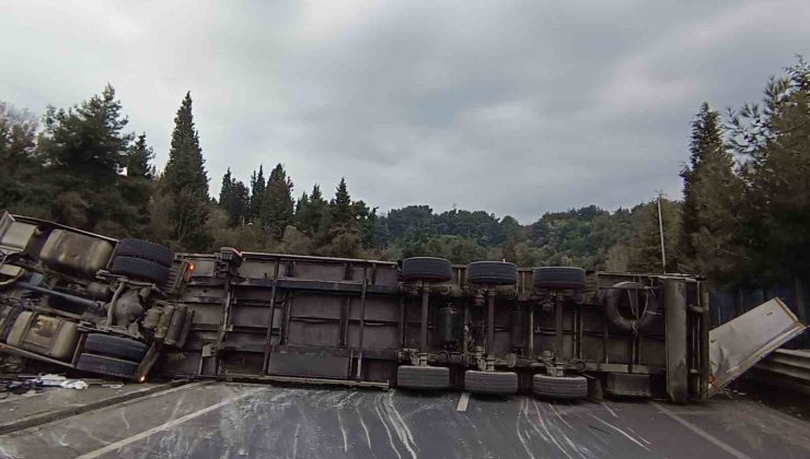 Gölcük’te devrilen tır yolu kapattı: 1 yaralı