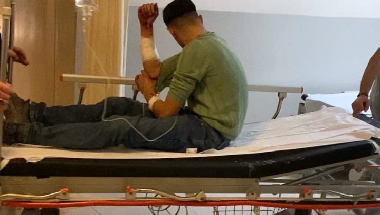 Kavga edenleri ayırmak isterken bıçakla yaralandı