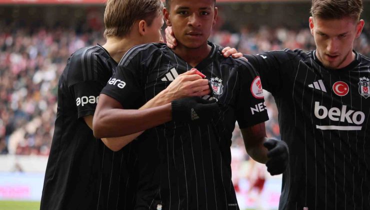 Keny Arroyo, siyah-beyazlı formayla ilk golünü attı