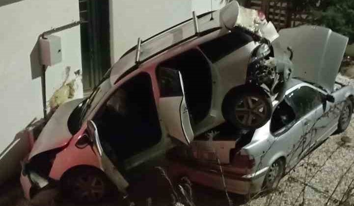 Kontrolden çıkan otomobil park halindeki aracın üzerine uçtu: 1 yaralı
