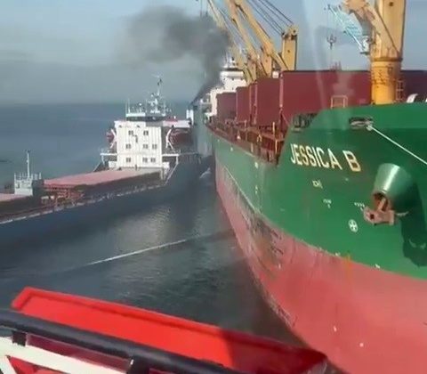 Limandan çıkan gemi, başka bir gemiye çarptı… O anlar kamerada