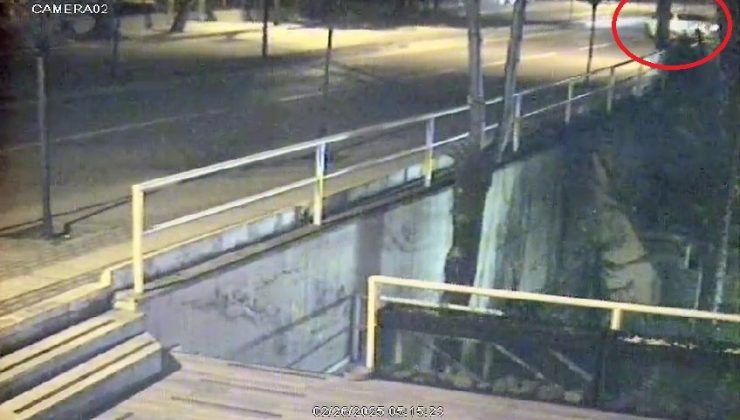 Orta refüje çıkan sürücü hiçbir şey yokmuş gibi yoluna devam etti