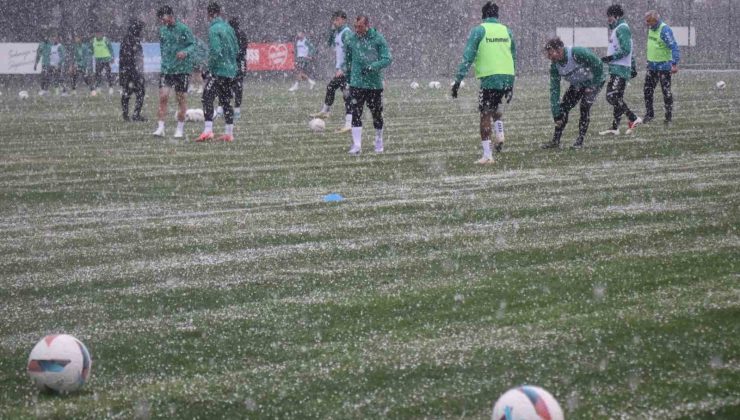 Sakaryaspor, Çorum FK mesaisini kar altında sürdürdü