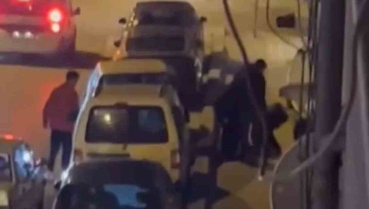 Aralarına aldığı kişiyi böyle darp ettiler
