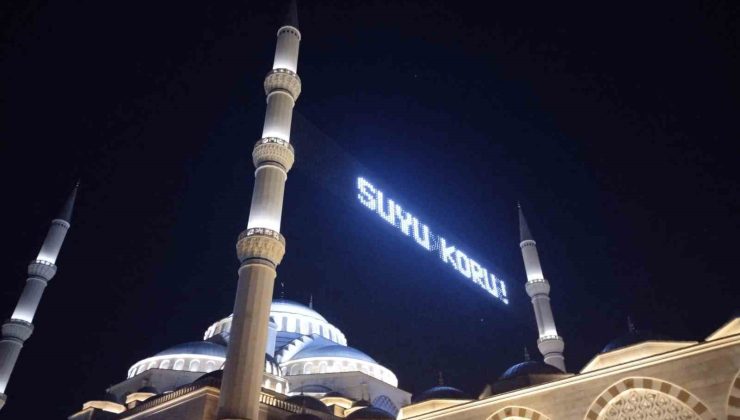 Dünya Su Günü’nde Büyük Çamlıca Camii’nin mahyalarına “Su” konulu mesajlar yazıldı