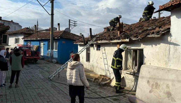 Edirne’de tek katlı evin bacasında yangın: 2 kişi dumandan etkilendi