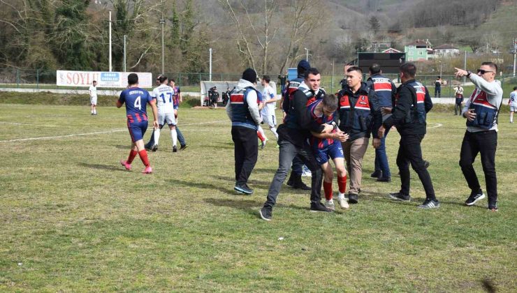 Yeşil saha boks ringine döndü: Tekme, yumruk ve küfürler havada uçuştu