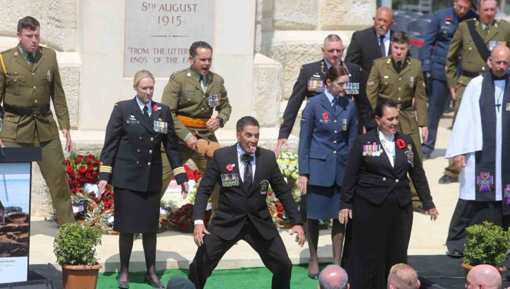 Yeni Zelanda askerleri, atalarını ’haka’ dansıyla andı