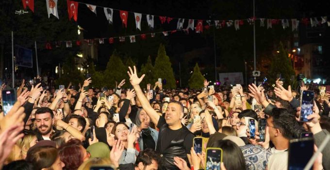 Bilecik’te 10 bin kişi Haluk Levent konserinde buluştu