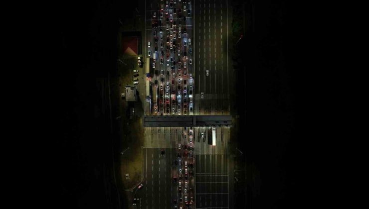 Bayram tatili göçü başladı: Otoyolun kesişim noktasında trafik durdu