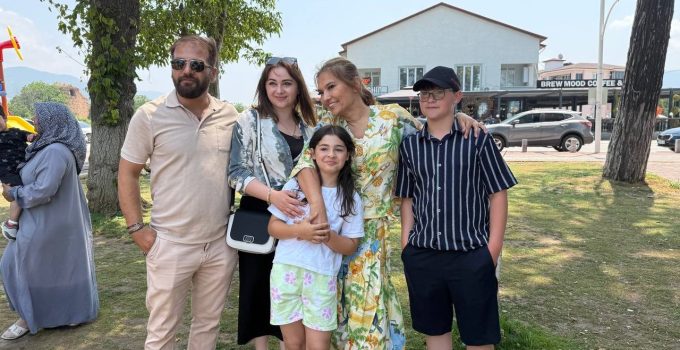 Demet Akalın’dan minik hayranına jest