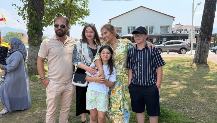 Demet Akalın’dan minik hayranına jest