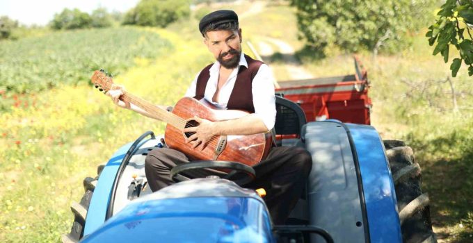 Mehmet Çevik bu sefer de köy ağası olup traktör kullandı