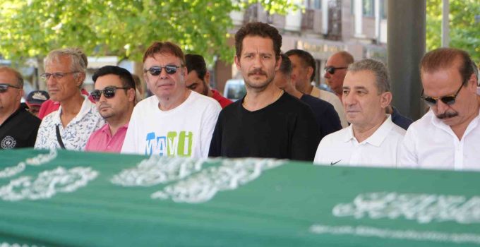 Doğum gününde acı haberi alan ünlü oyuncu, dedesini son yolculuğuna uğurladı