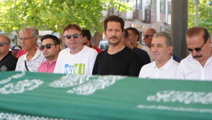Doğum gününde acı haberi alan ünlü oyuncu, dedesini son yolculuğuna uğurladı
