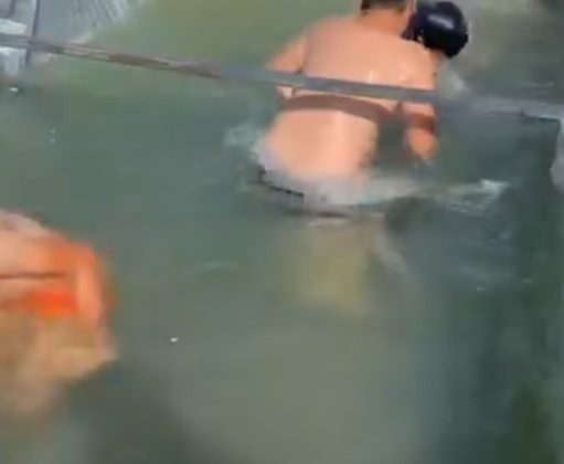 Kamyon kasasında havuz keyfi