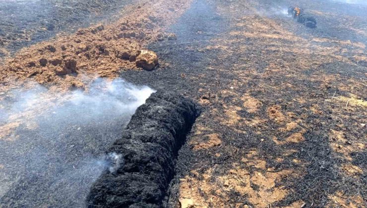 Sındırgı’da samanlar tarlada yandı