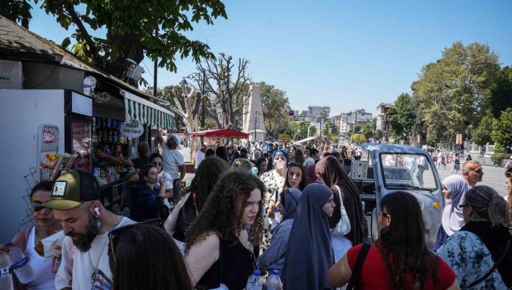 Sultanahmet’te sıcak hava etkisi: Herkesin elinde su şişesi dikkat çekiyor
