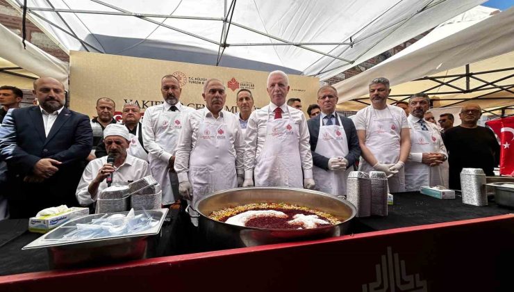 Tarihi Mısır Çarşısında 20 bin kişiye Aşure dağıtımı