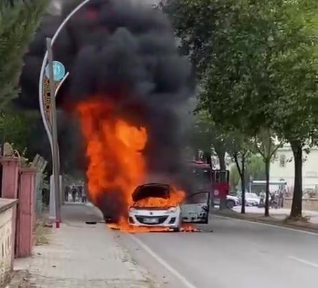 Alev alan otomobilden geriye hurda yığını kaldı