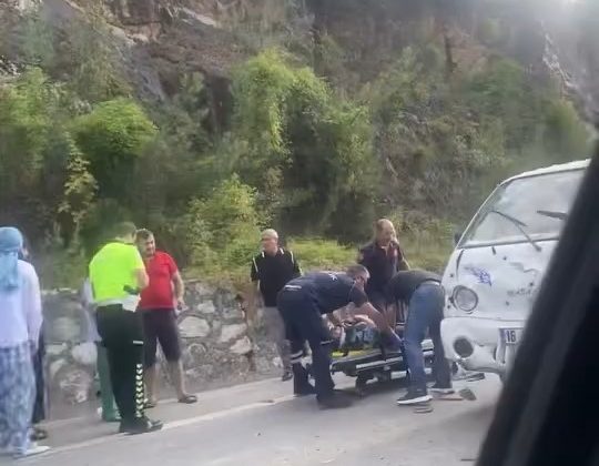 Bursa’da kamyonet otomobile çarptı: 4 yaralı