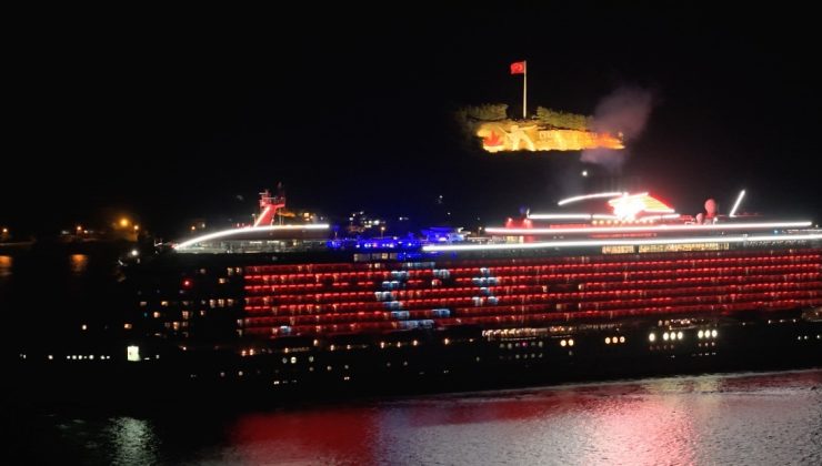 Çanakkale Boğazı’ndan geçen kruvaziyer, gövdesine Türk bayrağını yansıttı